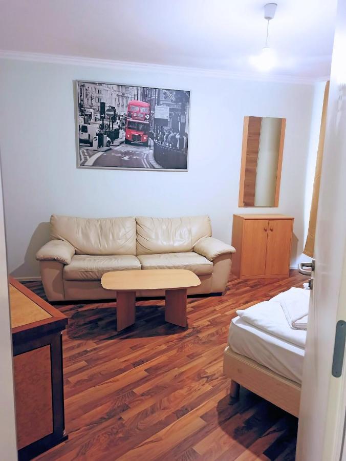 Quarto com Cama de Casal ou 2 de Solteiro e Banheiro Compartilhado