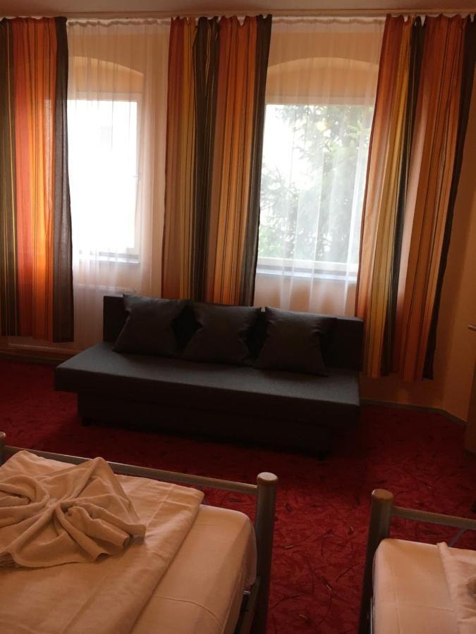 Quintuple Room