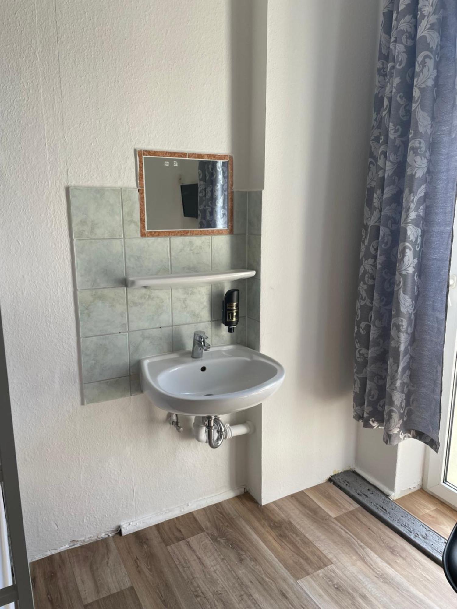 Quarto Pequeno com 2 Camas de Solteiro