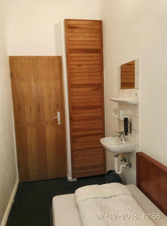 Quarto Individual com Banheiro Compartilhado