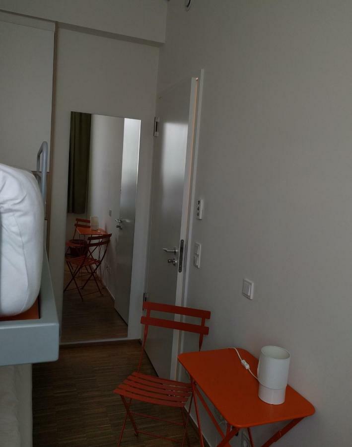 Tweepersoonskamer met 2 Aparte Bedden en Gedeelde Badkamer
